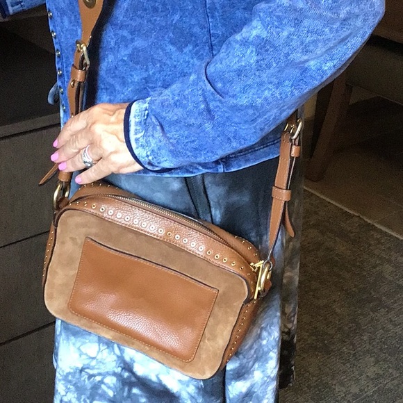 Michaels Kors,  detailed suede and leather handbag with rivets on  bag and strap - Picture 3 of 6